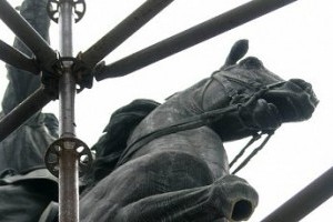 Повреждение памятника Щорсу: виновные будут наказаны