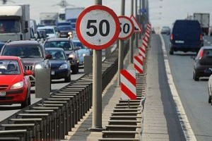 Кабмин предлагает украинским водителям "сбавить обороты" в городе