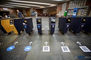 В Киеве заработала первая станция метро без жетонов (фото)