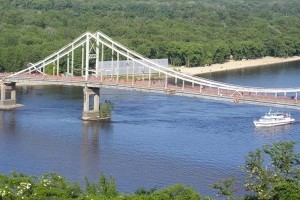 Один из киевских мостов стал полосатым (фото)
