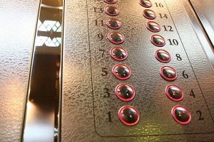 Деньги были, но: почему в Киеве не отремонтировали десятки лифтов