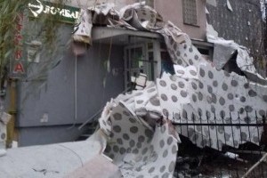 В Киеве с многоэтажки отвалился утеплитель (фото)
