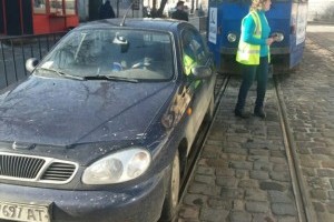 У Львові поліція та "Електротранс" візьмуться за тих, хто паркуються на рейках