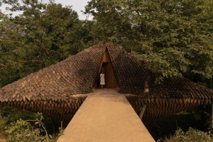 Жити над ущелиною: в Індії збудували будинок-міст (ФОТО)