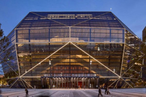 Частково спроєктований штучним інтелектом: у Китаї збудували конференц-центр, що нагадує огранений діамант (ФОТО)