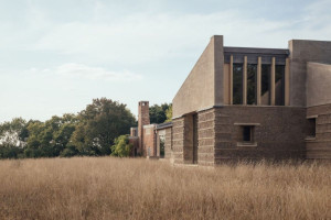 Трамбована земля повертається в сучасні проєкти як перевірений часом матеріал (ФОТО)