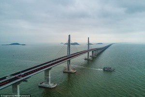 В Китае построили самый длинный морской мост в мире (фото)