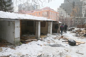 В Киеве сносят незаконные гаражи: что будет на их месте