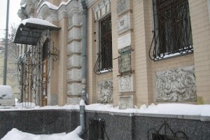 В Киеве с фасада музея украли бронзовый бюст Леси Украинки (фото)