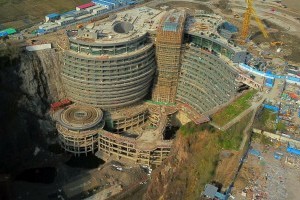В Шанхае строят подземный спа-отель в заброшенном карьере (фото)