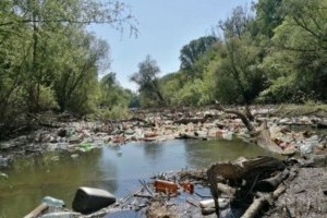 Украинский мусор заблокировал реку в Словакии (видео) 