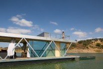 Прогулки по воде: построен уникальный энергоэффективный плавающий дом (Фото)
