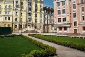 В Киеве вместо отеля на Воздвиженке обустроят сквер