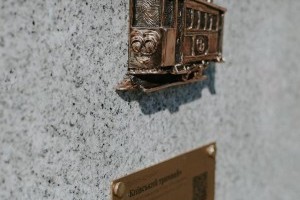 В Киеве появился мини-памятник трамваю (фото)