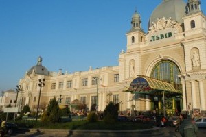 Біля залізничного вокзалу Львова демонтували незаконні літні майданчики