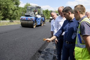 Українські дороги вводитимуть в експлуатацію лише після численних перевірок – Гройсман
