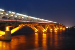 Один из столичных мостов через Днепр в ужасном состоянии