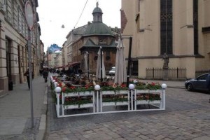 У Львові взялись за незаконно встановлені літні майданчики
