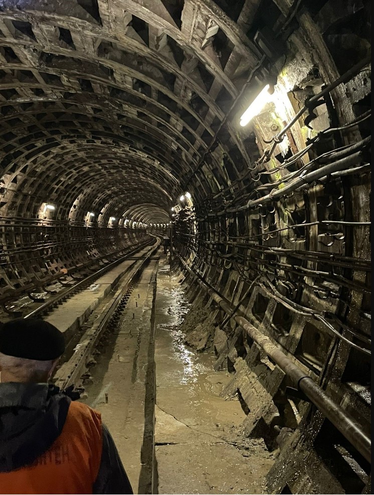 Аварійний тунель метро в Києві: працівники прокуратури продемонстрували ступінь пошкоджень ФОТО