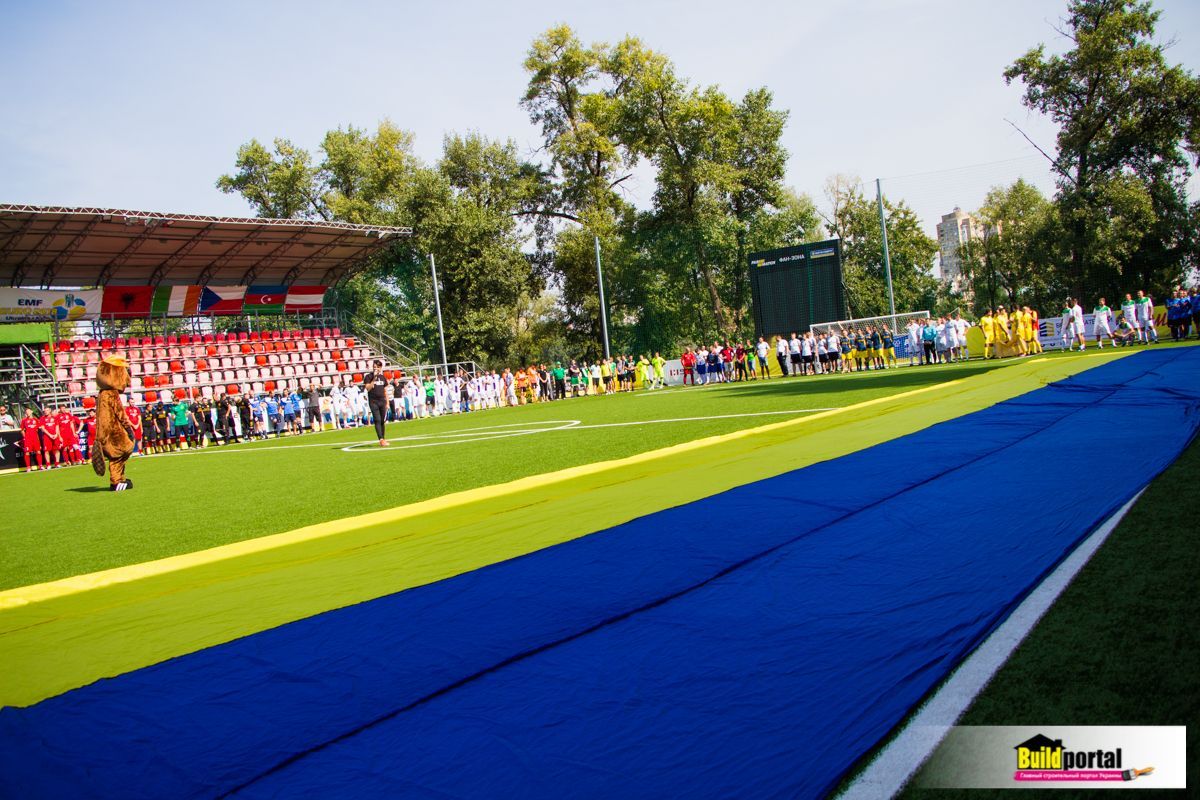  Грандиозное открытие: огромный украинский флаг развернули на все футбольное поле. Под стать событию