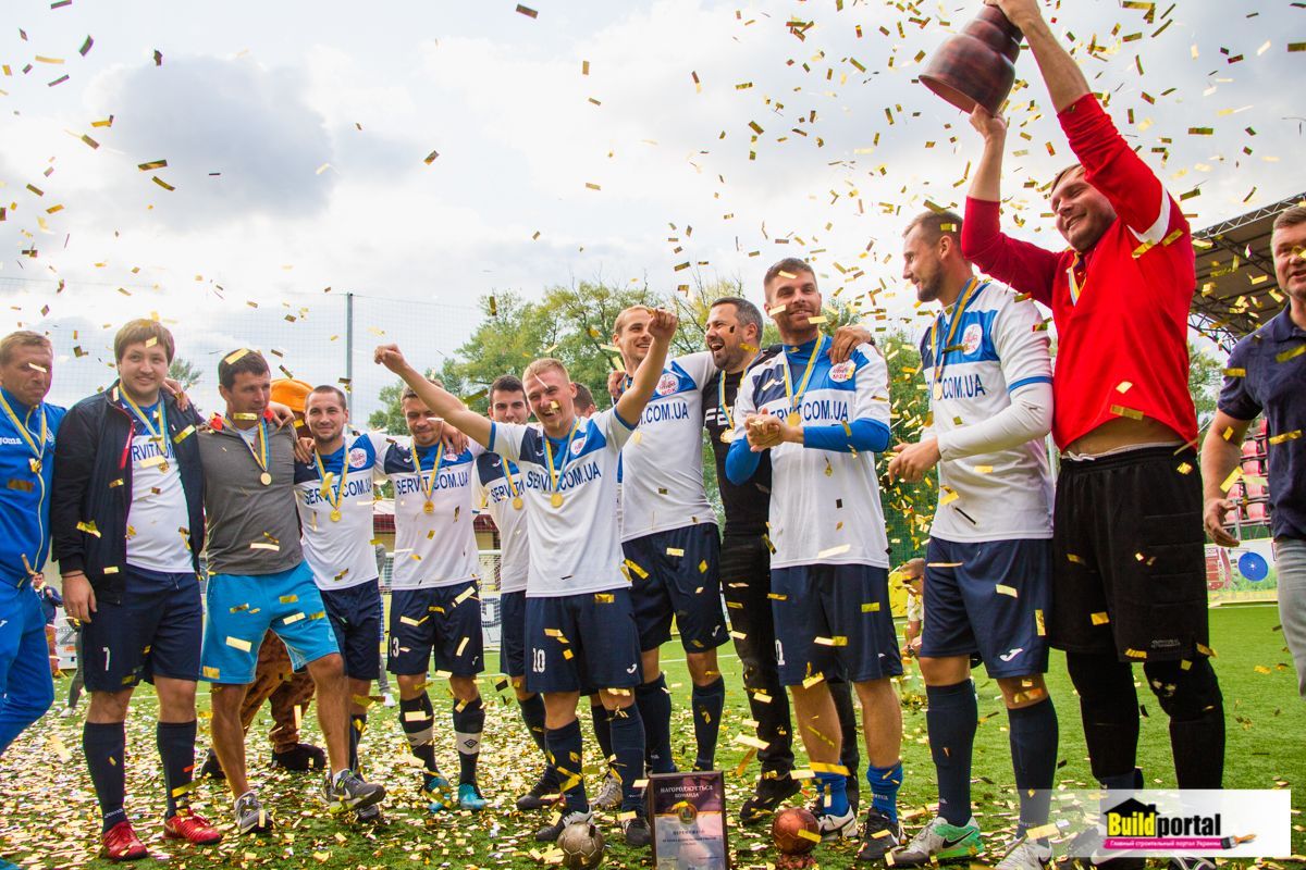  Новоиспеченные владельцы золотого кубка - команда Servit - заслуженно торжествует