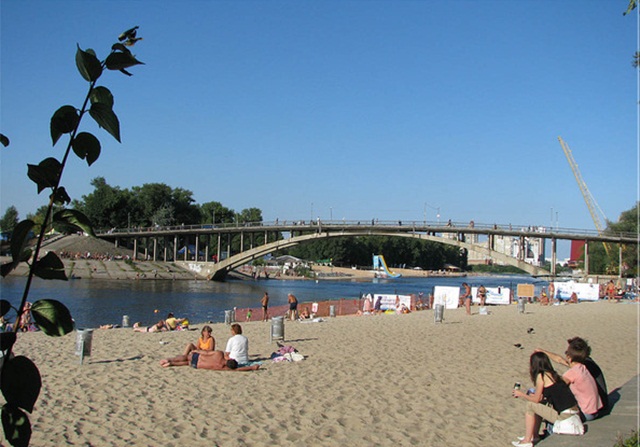 На Киевских пляжах запретили купаться