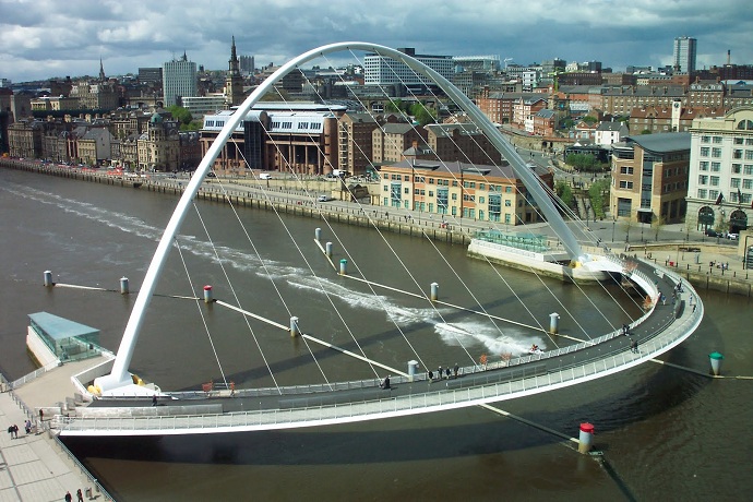 Необычные мосты, Мост Тысячелетия, Gateshead Millennium Bridge