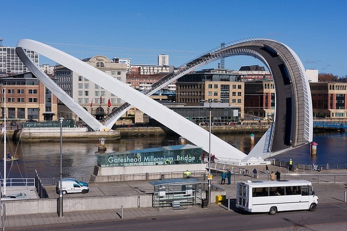Необычные мосты, Мост Тысячелетия, Gateshead Millennium Bridge