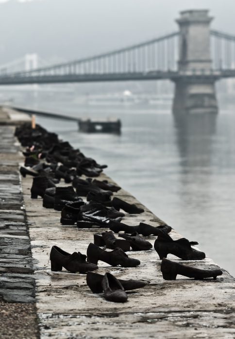 Обувь на набережной Дуная в Будапеште (Венгрия)