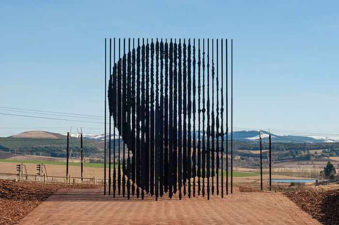 Памятник Нельсону Манделе возле города Хоуик (ЮАР)