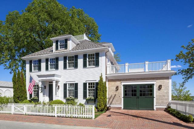 Частный дом, Америка, мыс Кейп-Код, Массачусетс, 31 South Water Street, американский флаг, фасад, ставни, покатая крыша, мечта американца, Patrick Ahearn Architect 