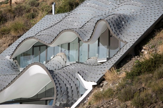 Дом, особняк, креативный дом, дом на скале, дом вмонтирован в скалу, Испания, архитектурная компания GilBartolome Architects