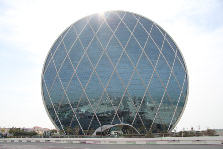 Форма здание выполнена в форме плоской ракушки