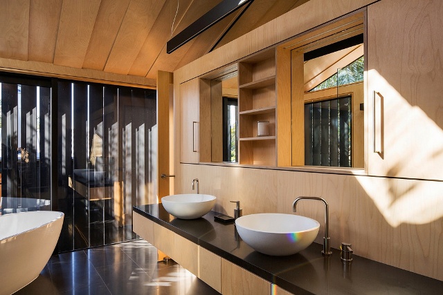 Ванная комната отделана натуральной древесиной