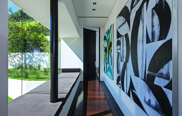 Некоторые стены фасада оформлены полотнами современных художников