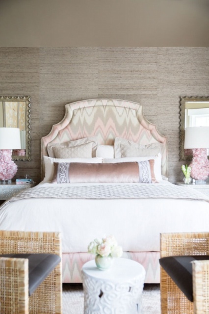 Спальня в доме оформлена в серо-розовых цветах