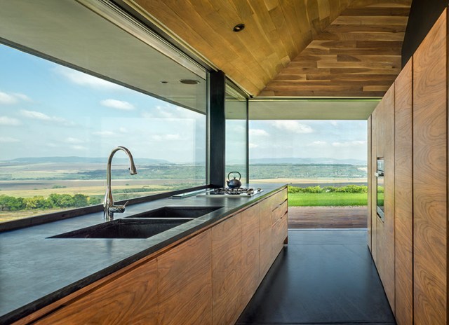 В кухне обустроены панорамные окна