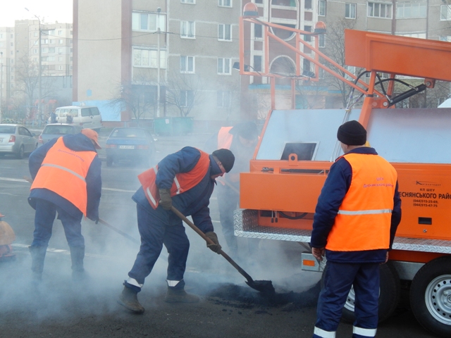 В Киеве дороги ремонтируют с использованием новой технологии