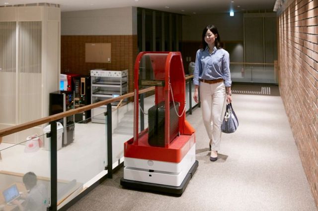 Принимают багаж у посетителей тоже роботы