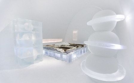 Кровать-льдина легко создаст эффект гостиничного номера в ледяном отеле