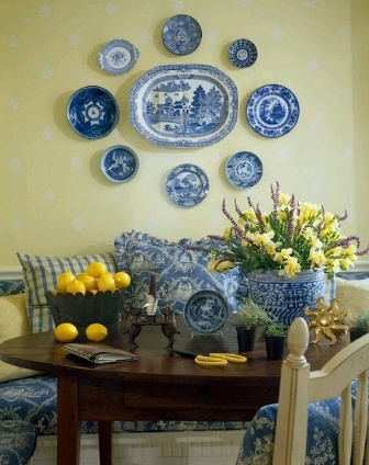 Дизайнеры рекомендуют украшать тарелками в этой комнате стены в зоне обеденного стола. 