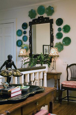 В этом помещении дизайнеры рекомендуют использовать тарелки редких и дорогих коллекций. Размещать их можно или просто на стене, или как дополнительный декор для зеркала. 