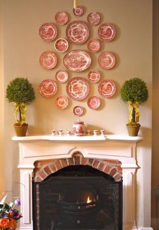 В то же время разнообразие размещенных на стене, например, в районе дивана, тарелки могут стать основным акцентом оригинального и нескучного интерьера гостиной. 