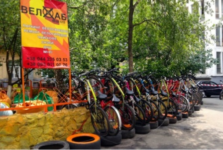 В Киеве 12 июля произошло событие, которое порадовало заядлых велосипедистов - на ул. Бассейной, 12, открылся велохаб, и не простой, а  первый в Киеве.