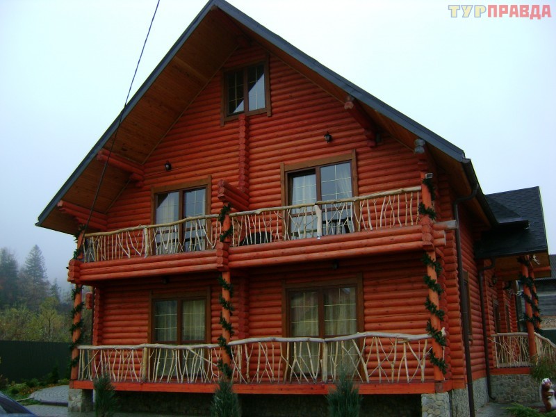 Красивый дом из красного дерева
