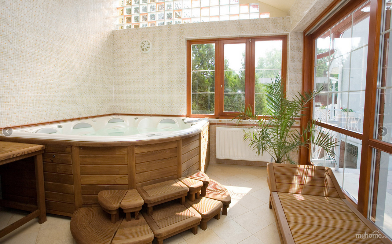 Ванная комната в этно-стиле, с отделкой из дерева