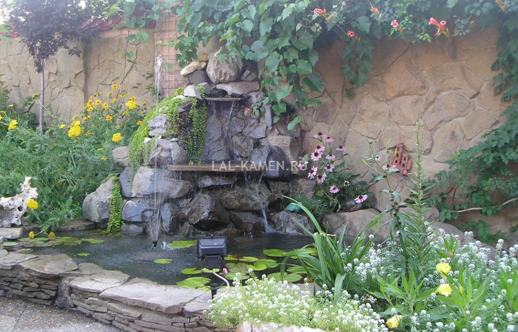 Декоративная композиция в саду